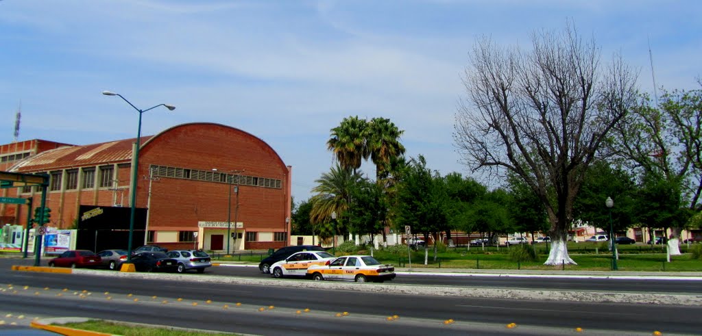 Plaza 1 de Mayo y Gimnasio Escuadron 201, Нуэво-Ларедо