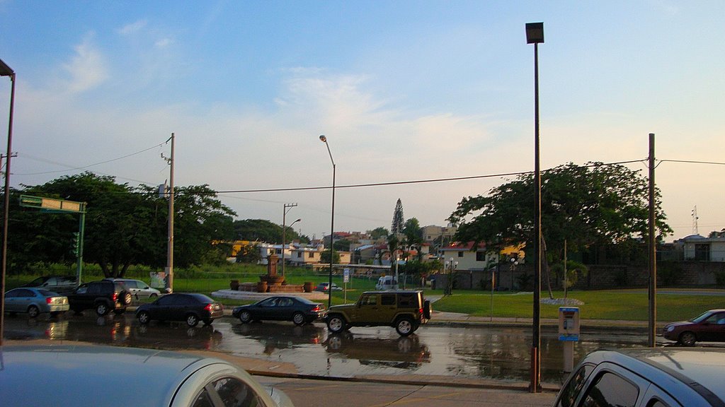 Izquierda: Lomas de Rosales. Derecha: Villa Vera., Тампико