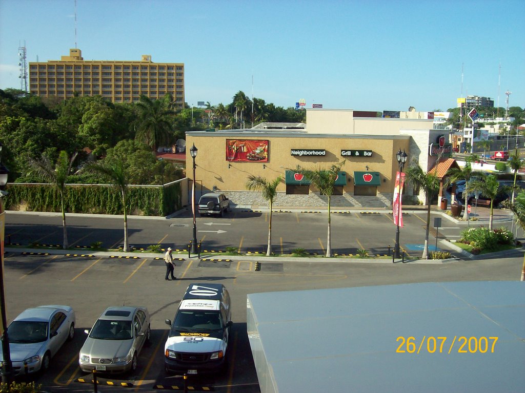 Vista desde el Hotel City Express hacia el Posada de Tampico, Тампико