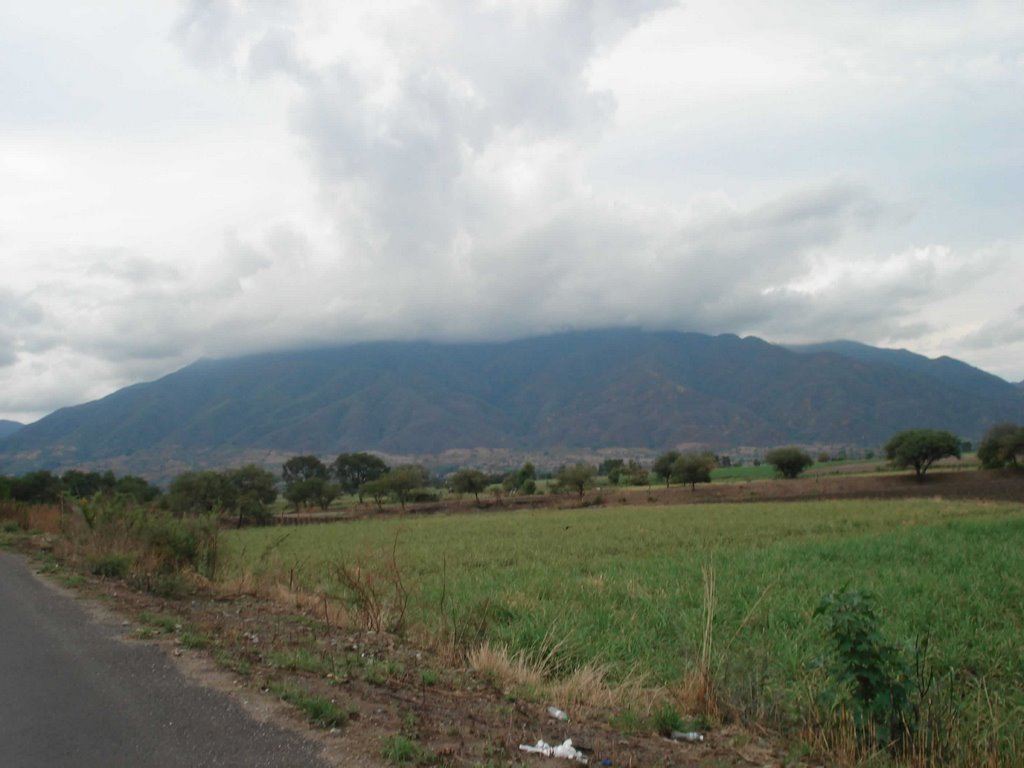 vista del cerro desde la carretera, Амека