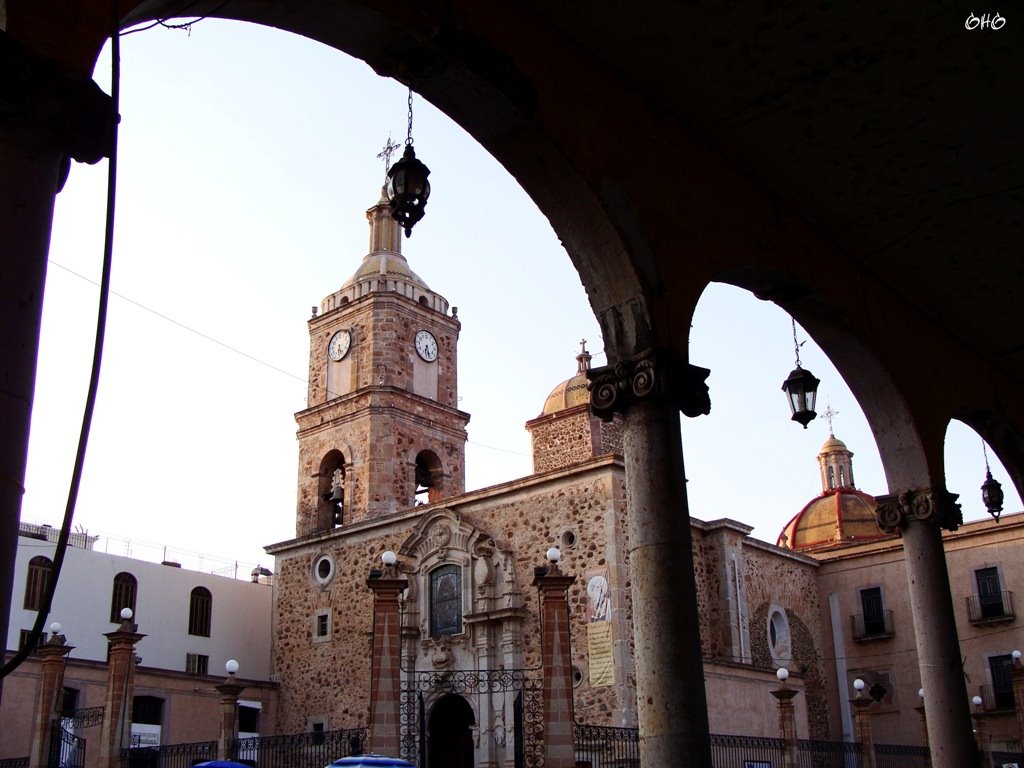 Vista de la parroquia de Sta, Maria de Guadalupe desde el portal Juárez, Арандас