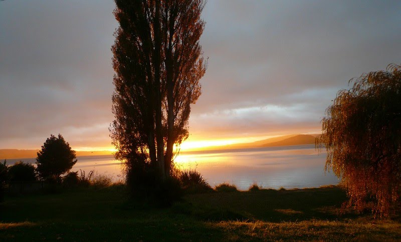 Sunrise on lake Rotorua;, Роторуа