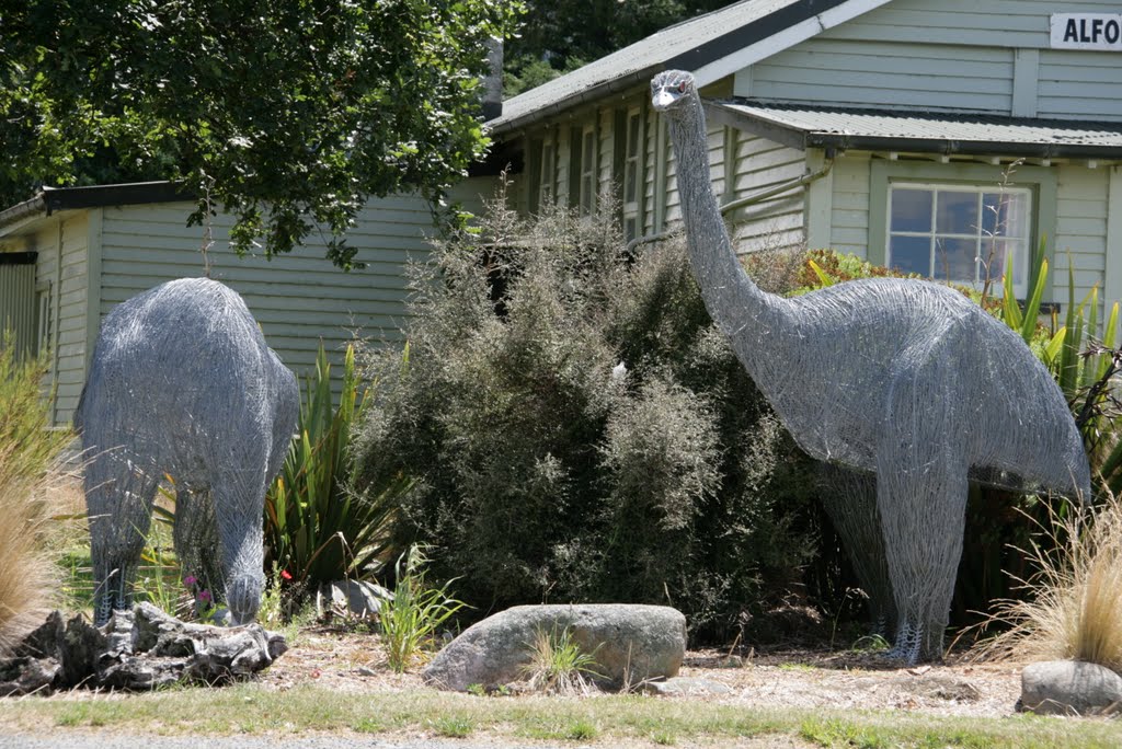 A pair of Moa sculptures made from No.8 fencing wire, Ашбуртон