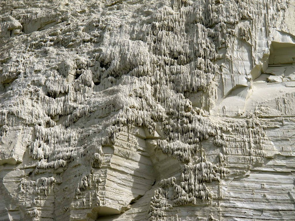 Strange drip formations on the white bluffs of Lake Tekapo., Гор