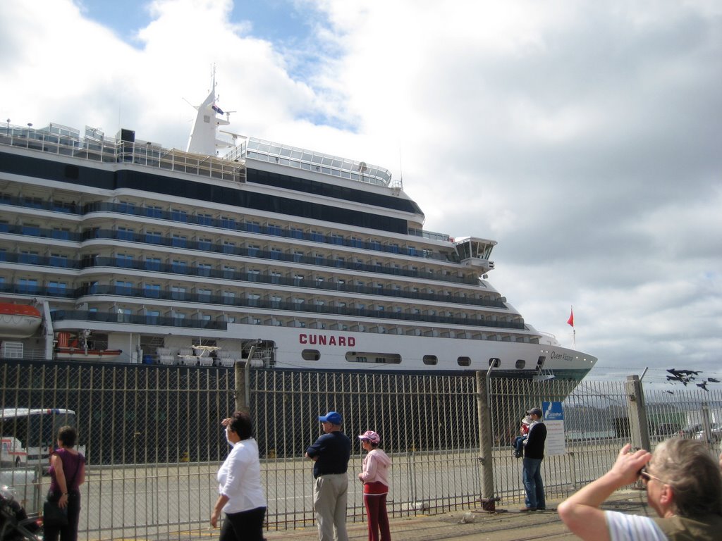 Cruise ship Queen Victoria berthed, Веллингтон