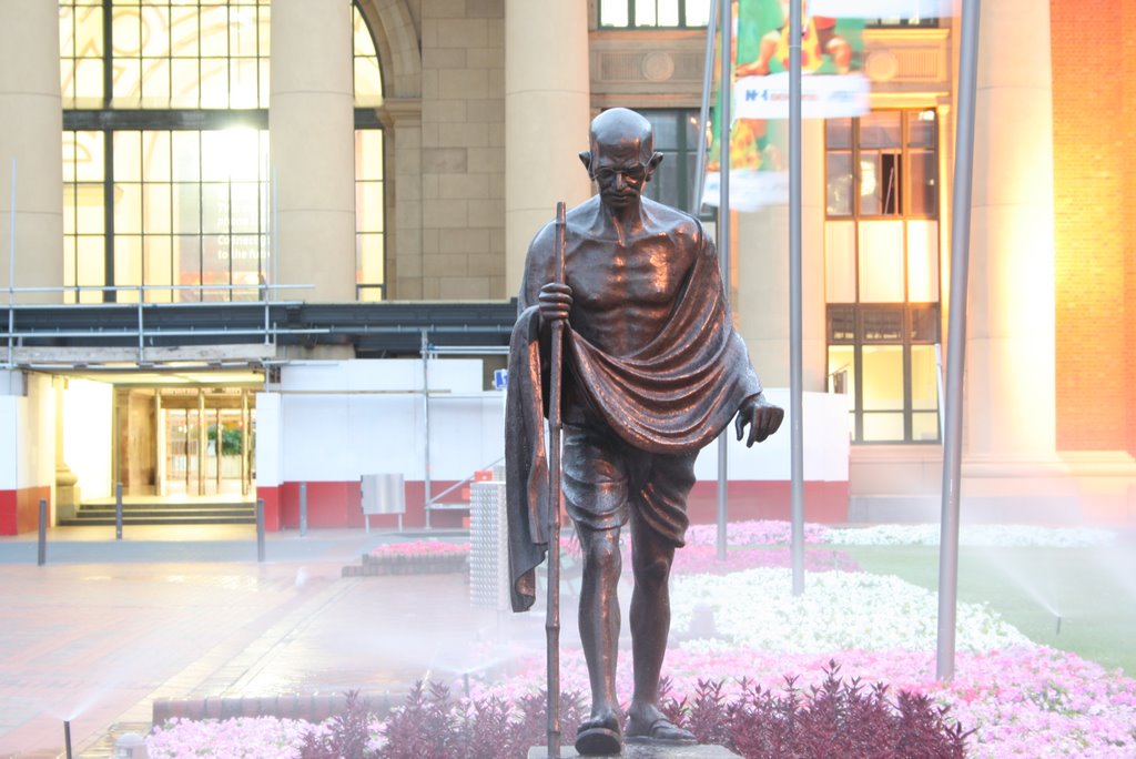 Mahatma Ghandi; Life size bronze outside Wellington Railway Station, Ловер-Хатт