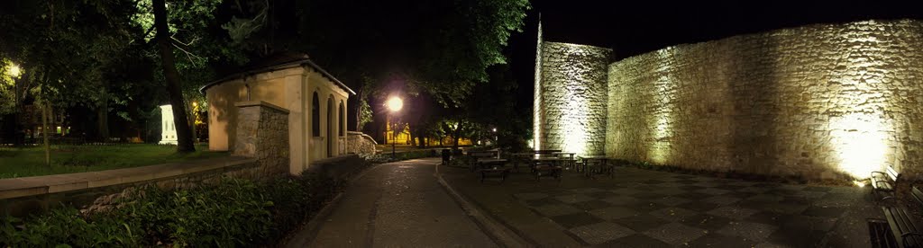 Bolesławiec nocą, fragment dawnych murów miejskich na wysokości ul. Zacisze, Болеславец