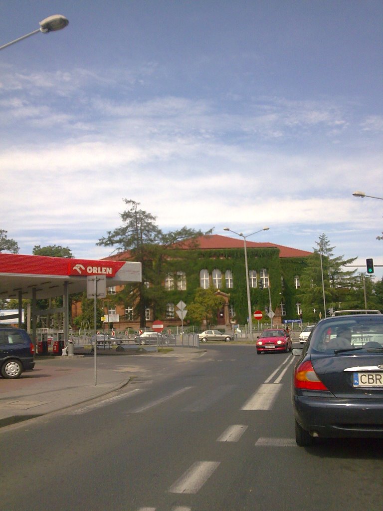 W oddali budynek przy skrzyżowaniu ulic: Lidzbarskiej i Mazurskiej, Бродница