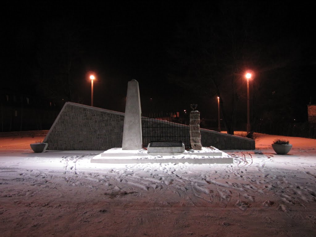 Inowrocław nocą - Pomnik upamiętniający miejsce byłego obozu przejściowego w Inowrocławiu, Иновроцлав