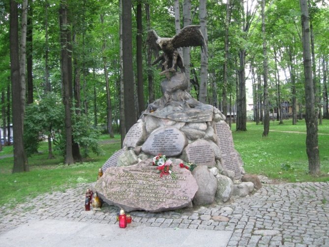 Zakopane, ul. Kościuszki - pomnik ku czci Józefa Kurasia ps. "Ogień", Закопане
