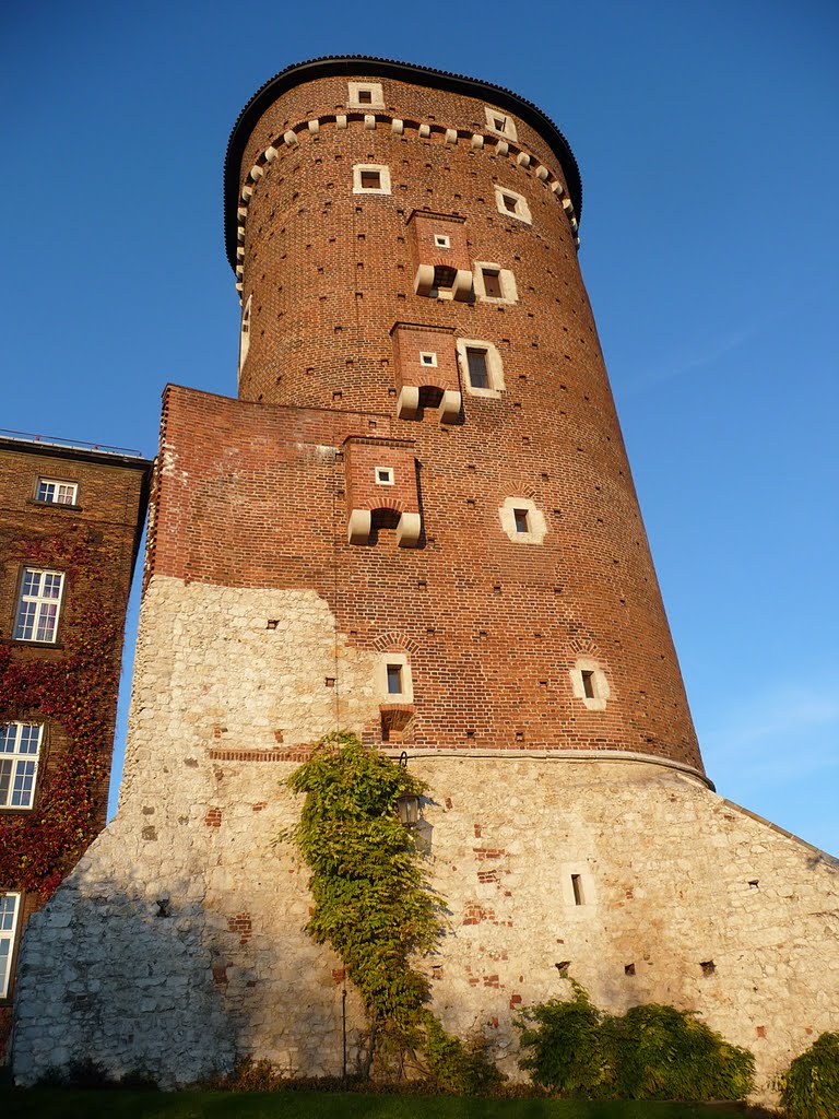 A Wawel kastély egyik tornya, Краков (обс. ул. Коперника)
