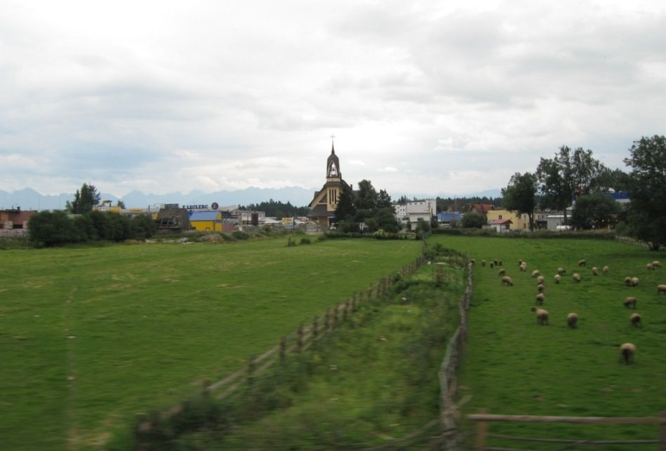 Nowy Targ - kościół pw. Św. Jadwigi Królowej - widok z trasy kolejowej, Новы-Тарг