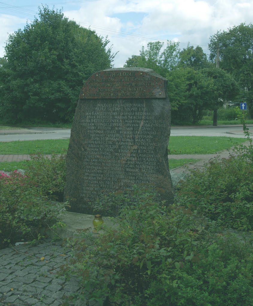 Wołomin - Kamień poświęcony żołnierzom AK i NSZ - zamordowanym w katowniach Gestapo, NKWD, UB., Воломин