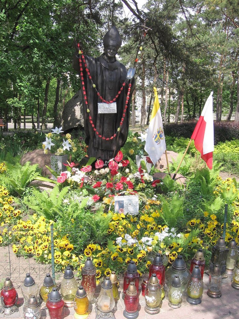 Legionowo / Poland - Pomnik Papieża JP II w parku nazwanym również jego imieniem-Monument to Pope JP II, Легионово