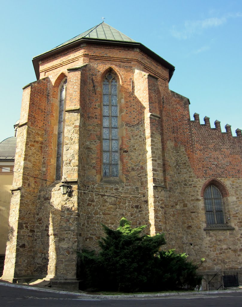 Františkánsky kostol- pohľad z dvora kláštora, Кросно