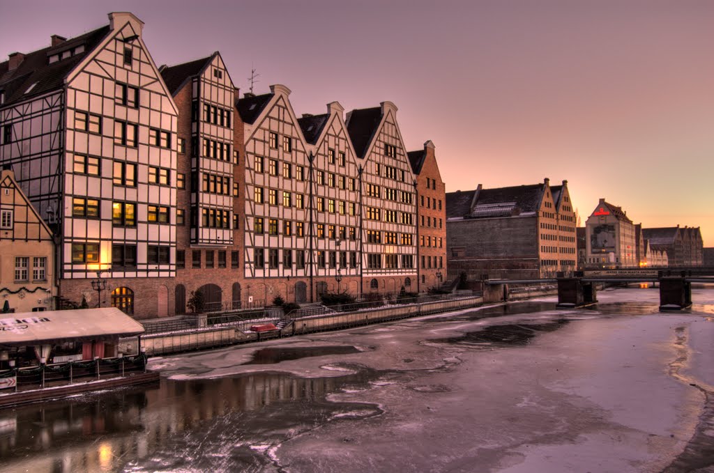 Gdańsk na zimowo o zachodzie słońca - odblaski słoneczne widoczne w powiększeniu, Гданьск