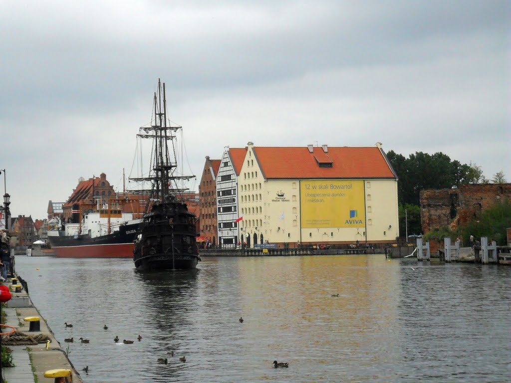 Czarna Perła na Motławie, po prawej Centralne Muzeum Morskie, Гданьск