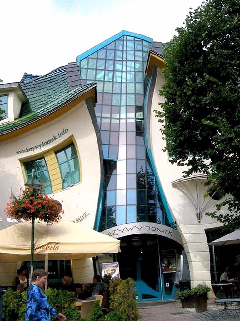 linksma įžymybė Sopote - kreivas namas  crooked house in Sopot, Сопот