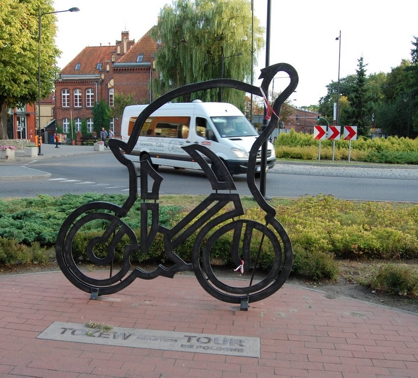 Tczew - figura kolarza przed Urzędem Miasta - upamiętniająca Tour de Pologne (kto kogo wyprzedzi ? :) ), Тчев