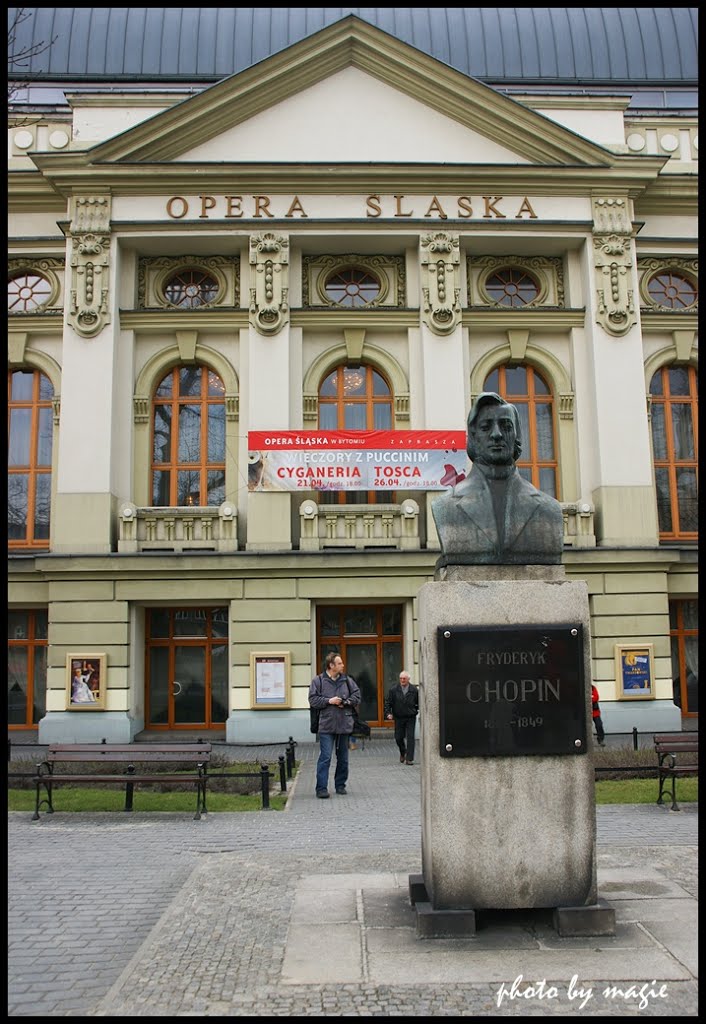 BYTOM. Popiersie F. Chopina przed gmachem Opery Śląskiej/Bust of F. Chopin in front of the building of the Silesian Opera, Бытом
