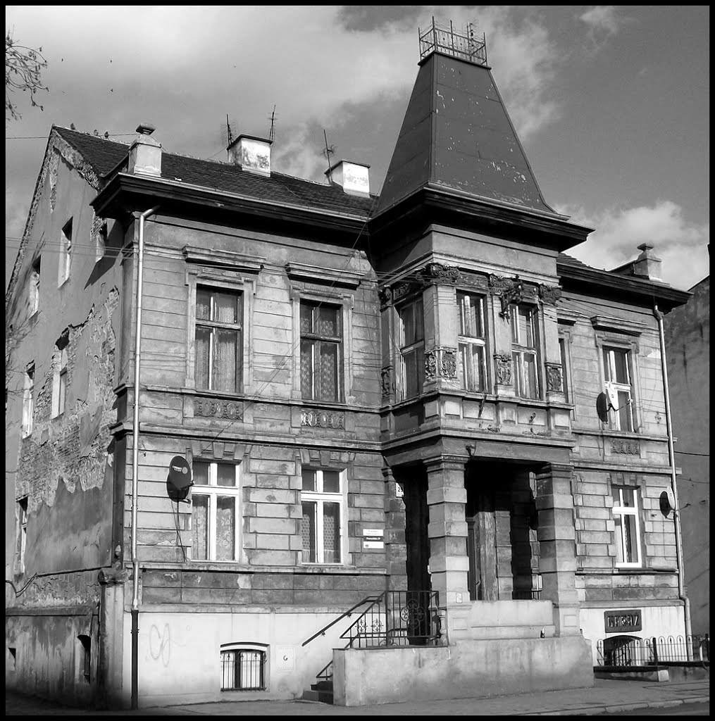 GLIWICE. Smutny obraz pięknego domu/Sad picture of a beautiful house, Гливице