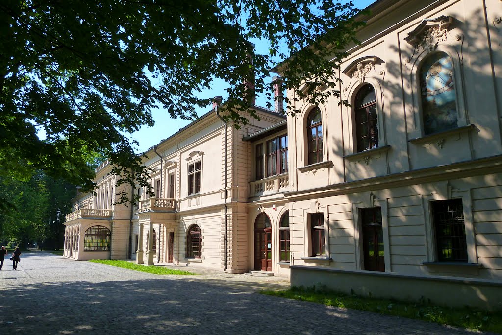 Nowy Zamek w Żywcu – klasycystyczny pałac zaprojektowany z polecenia arcyksięcia Albrechta przez Karola Pietschkę, był kilkakrotnie przebudowywany., Живец