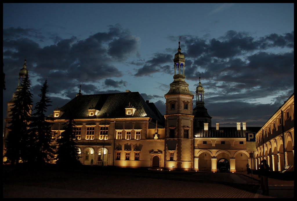 Kielce - Pałac Biskupów Krakowskich wieczorem - malby, Кельце