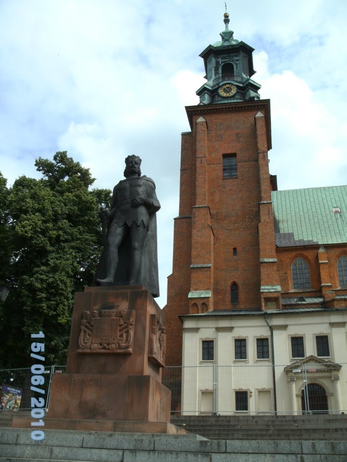 Gnesener Kathedrale mit König Boleslaw-Denkmal, Островец-Свитокржиски