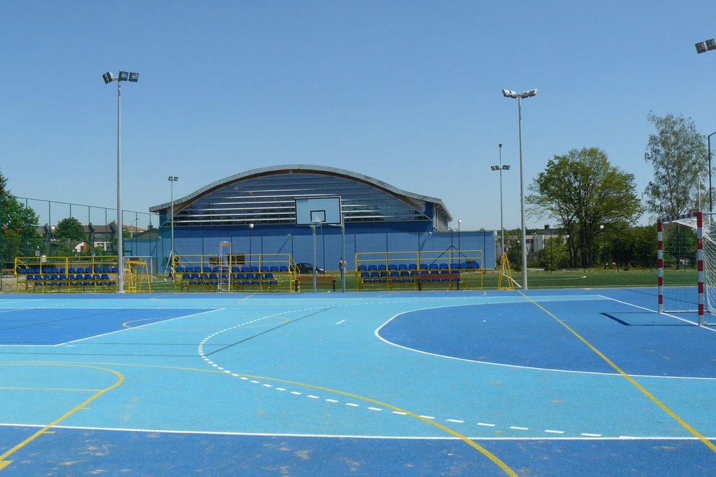Tył hali sportowej z boiskami tzw."orlikami", Скаржиско-Каменна