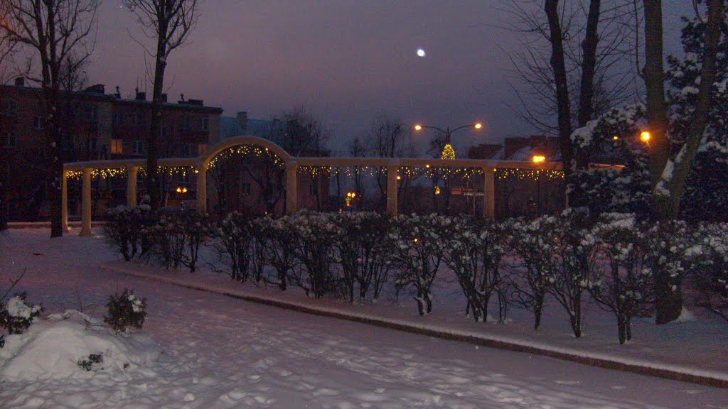 Skrżysko-Kam. Widok fontanny w zimowy wieczór w os. Milica., Скаржиско-Каменна
