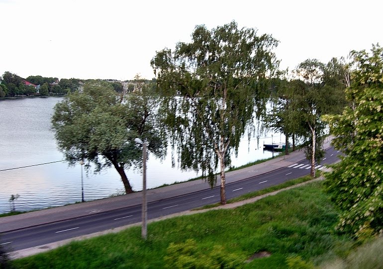 widok z okna wagonu kolejowego... Iława - jezioro Jeziorak, Илава