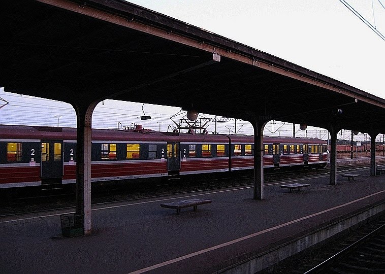 widok z okna wagonu kolejowego... dworzec w Iławie, Илава