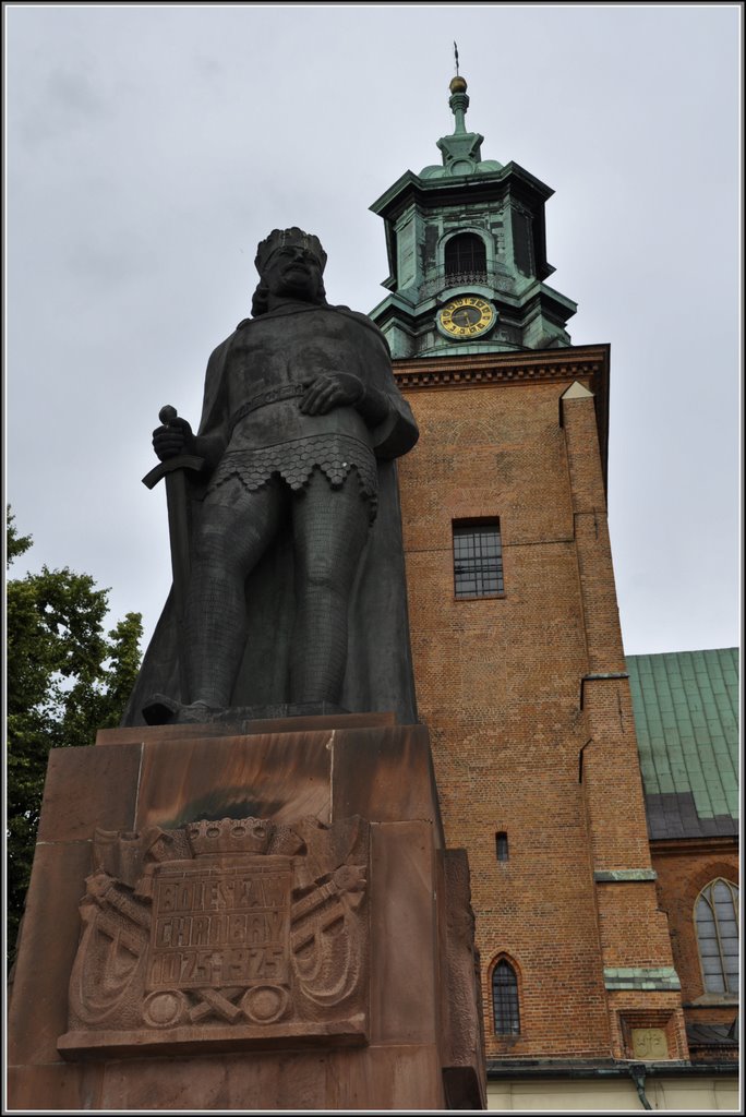 Pomnik Bolesława Chrobrego, w głębi bazylika archikatedralna Wniebowzięcia NMP i św. Wojciecha ¦ pilago, Гнезно