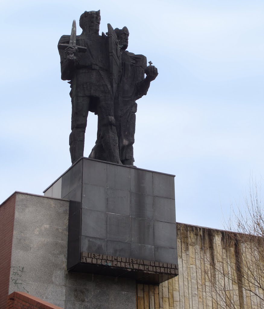 Pomnik Mieszka i Chrobrego przy MPPP w Gnieźnie, Гнезно