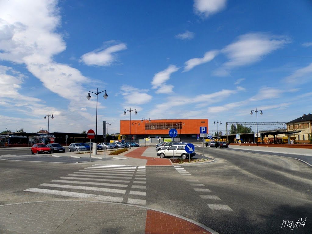 Leszno: Dworcowa - widok na wyremontowany budynek dworca PKP, Лешно