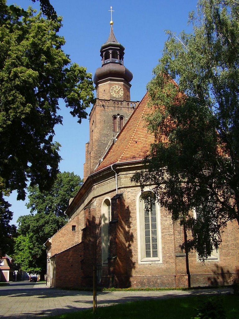 St.Johns Church -built in late Gothic style in 1652-1654  /  Kościół św. Jana - dawny zbór Braci Czeskich, zbudowany w latach 1652-1654 i odbudowany po zniszczeniach w latach 1714 - 1716. Kościół o charakterze późnogotyckim, wnętrze i detale barokowe. Na , Лешно