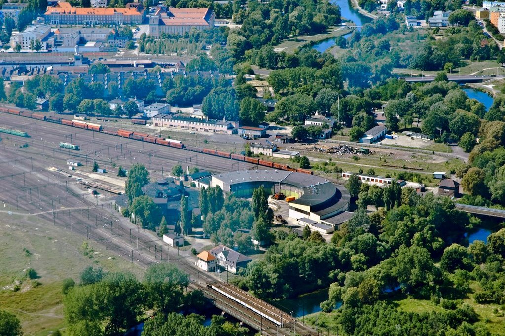 Piła - stacja kolejowa: stara i nowa parowozownia; widok od strony południowej, Пила