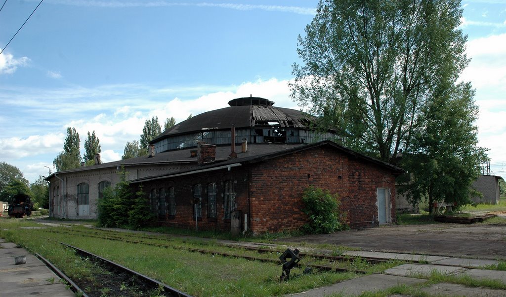 Zabytkowa (1870-1874) parowozownia, tzw. "okrąglak" na terenie dworca kolejowego w Pile; [Old (1870-1874) railway roundhouse on the railway station in Piła], Пила