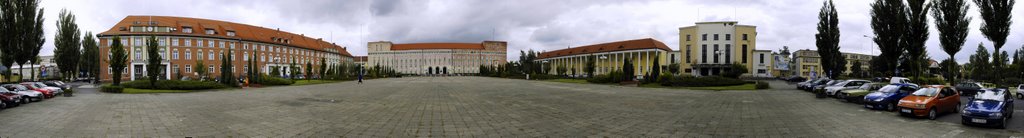 Piła - Pl.Staszica: widok na Urząd Miasta w Pile, Szkołę Policji oraz Pilski Dom Kultury (panorama 12167*1641 px), Пила