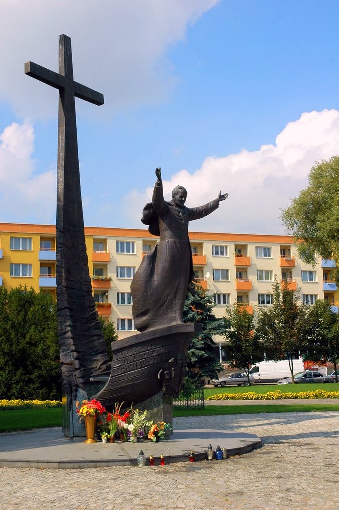 Piła - Plac Zwycięstwa: pomnik Jana Pawła II, Пила