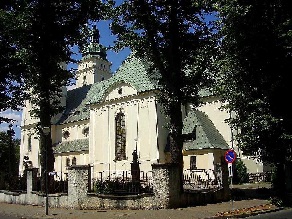 The neo-barogue Holy Family Church, built in the years 1912 - 15.Over the facade with an interesting portal you can see towers covered with helmets with lanterns.The interior is divided to three barrel-vaulted naves decorated with murals in the baroque st, Пила