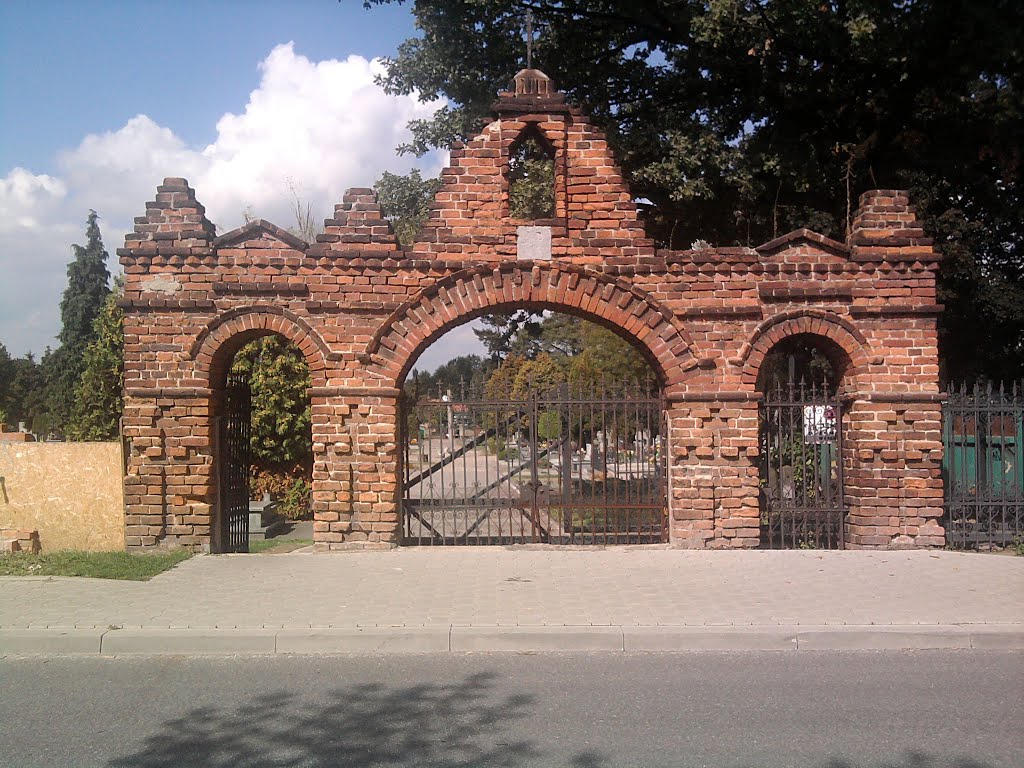 Łask - Brama cmentarna z pocz.XIX wieku., Ласк