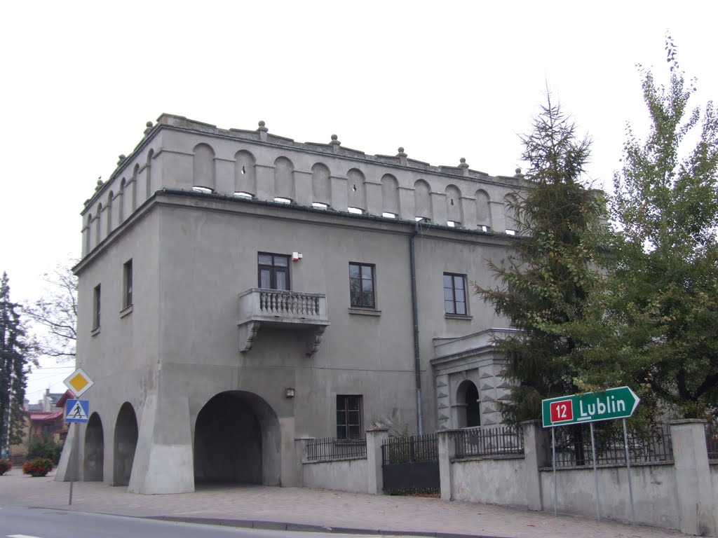 Przebudowany zamek z XIV wieku w Opocznie, Опочно