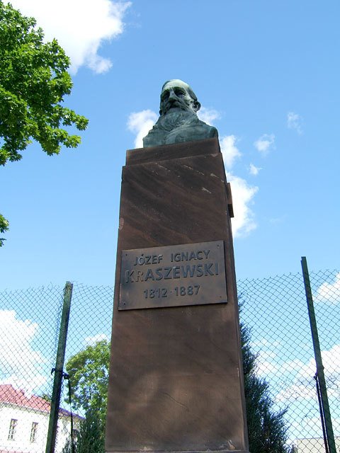 Pomnik J.I.Kraszewskiego przyskrzyżowaniu ulic Warszawskiej i Zamkowej, Биала Подласка