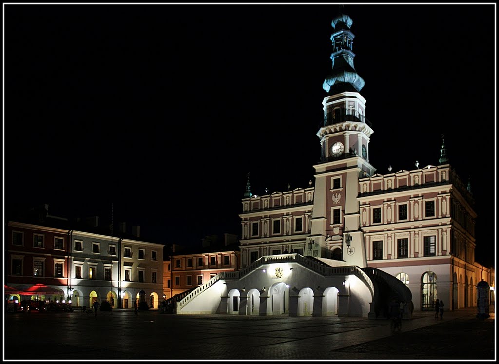 Zamość - town hall and market square by night, Замосц