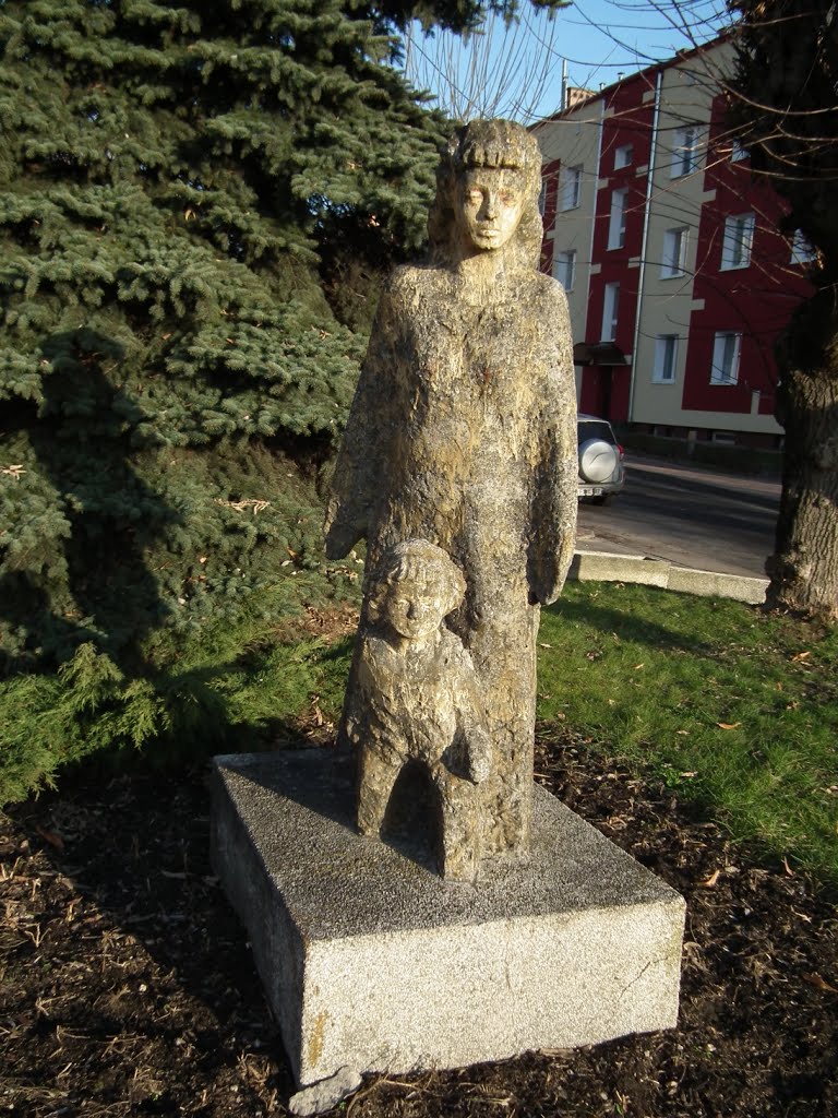 Rzeźba matki z synem przy budynku USC w Kraśniku, Красник