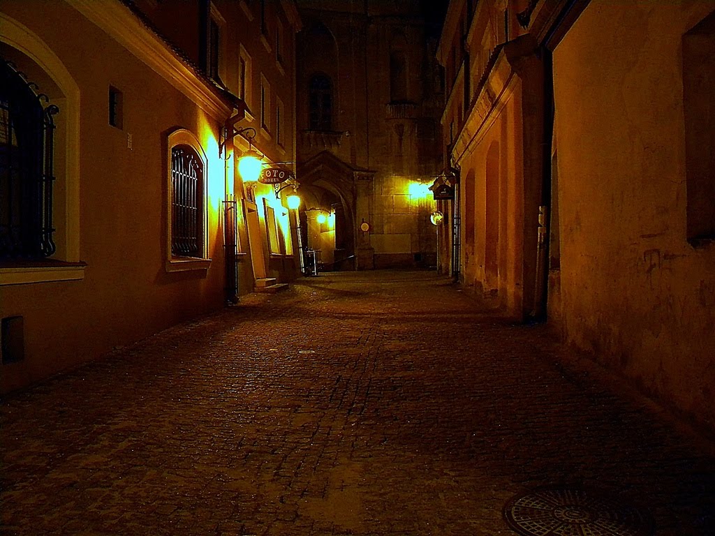 Lublin nocą (Poland), Stare Miasto, przejście przez Wieżę Trynitarską, Люблин