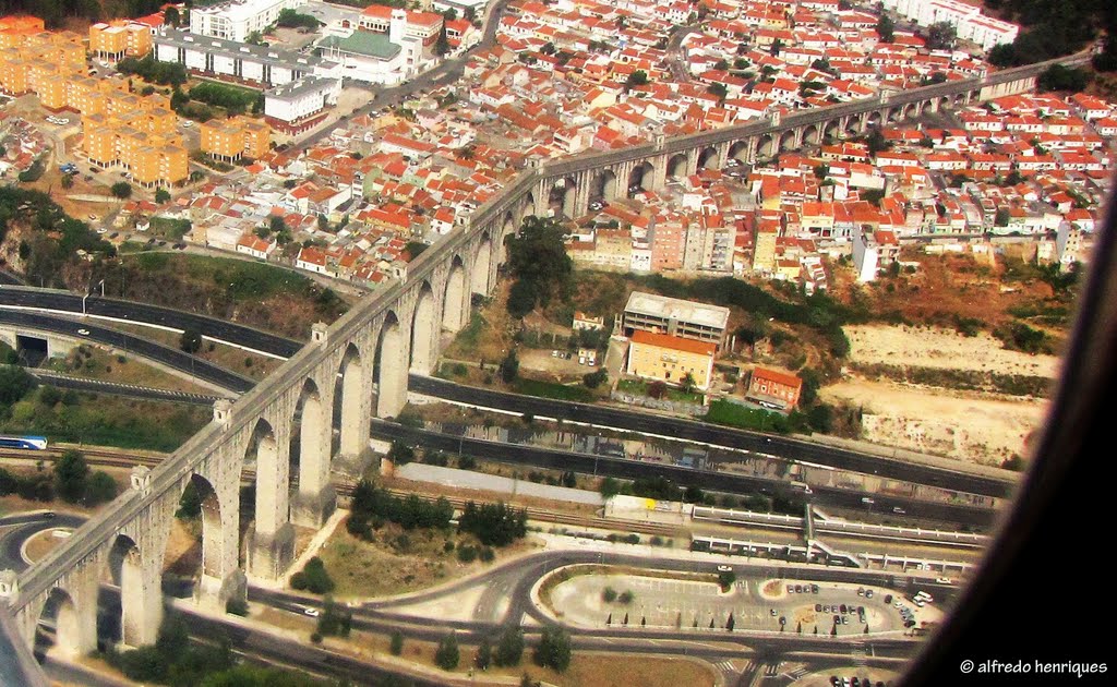 LISBOA - Aqueduto das Águas Livres (1748) , vista aérea           ***           LISBON Aqueduct  Free Water (1748) , aerial view), Лиссабон