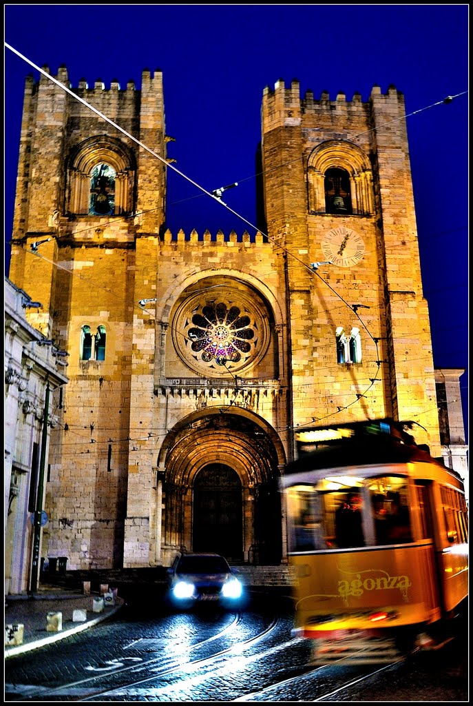 Sé, Catedral de Lisboa y un tranvía llamado agonza. Estáis invitados a subir al tranvía / You are invited to board the tram, Лиссабон