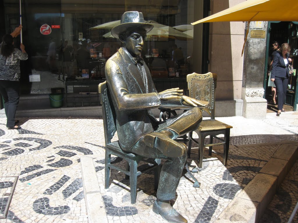 Statue of poet Fernando Pessoa in front of Cafe Brasileira, Lisbon, Portugal, Лиссабон